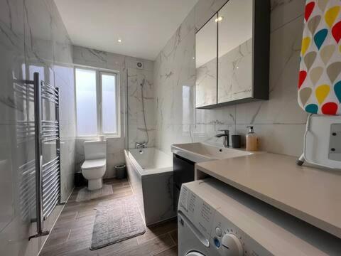 Star London Finchley Road 3-Bed Escape With Garden Apartment ภายนอก รูปภาพ